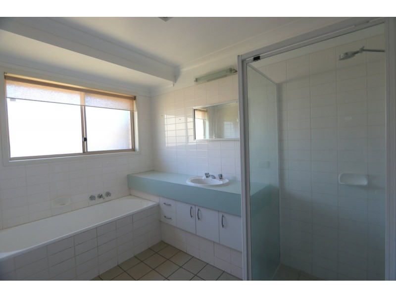 2b Sharlyn Crescent, Emerald QLD 4720