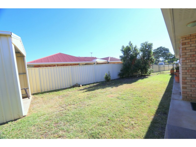 2b Sharlyn Crescent, Emerald QLD 4720