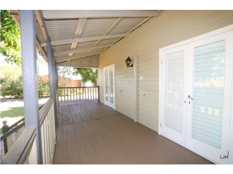 6 Little St, Emerald QLD 4720