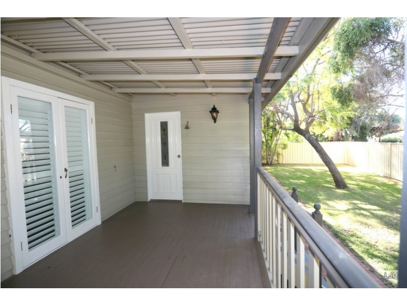 6 Little St, Emerald QLD 4720