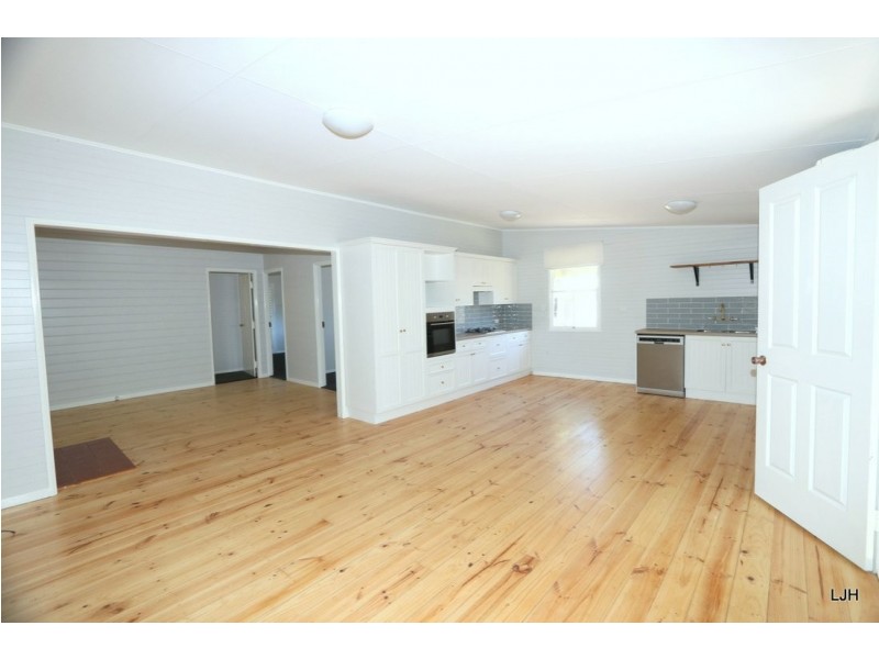 6 Little St, Emerald QLD 4720