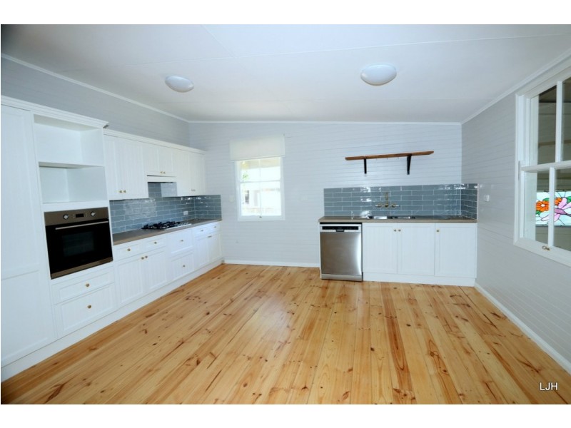 6 Little St, Emerald QLD 4720