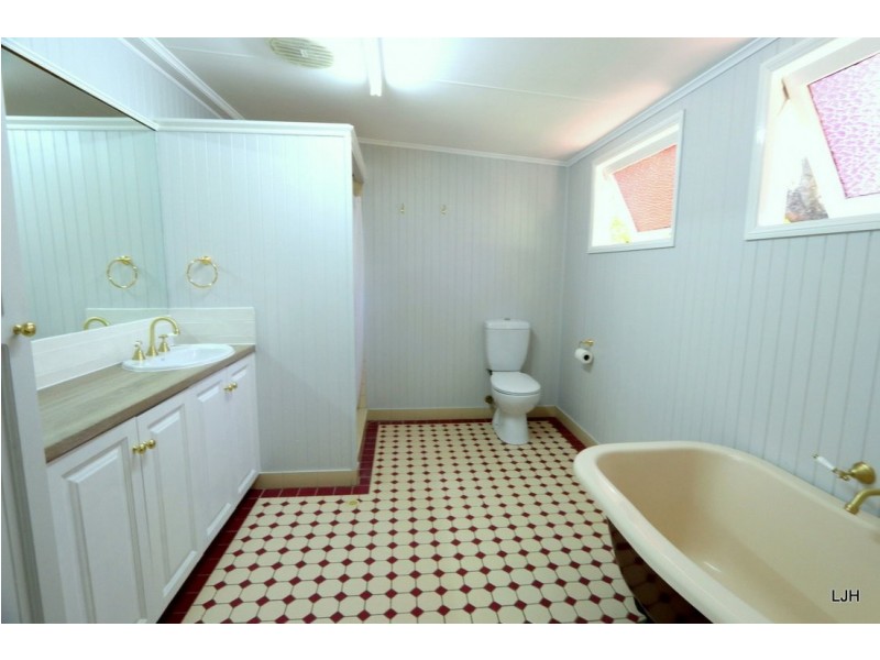6 Little St, Emerald QLD 4720