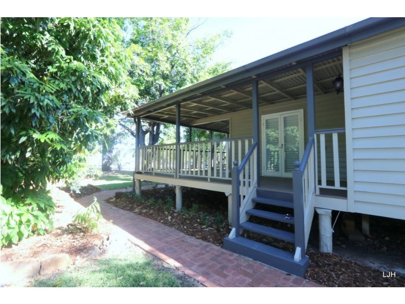 6 Little St, Emerald QLD 4720
