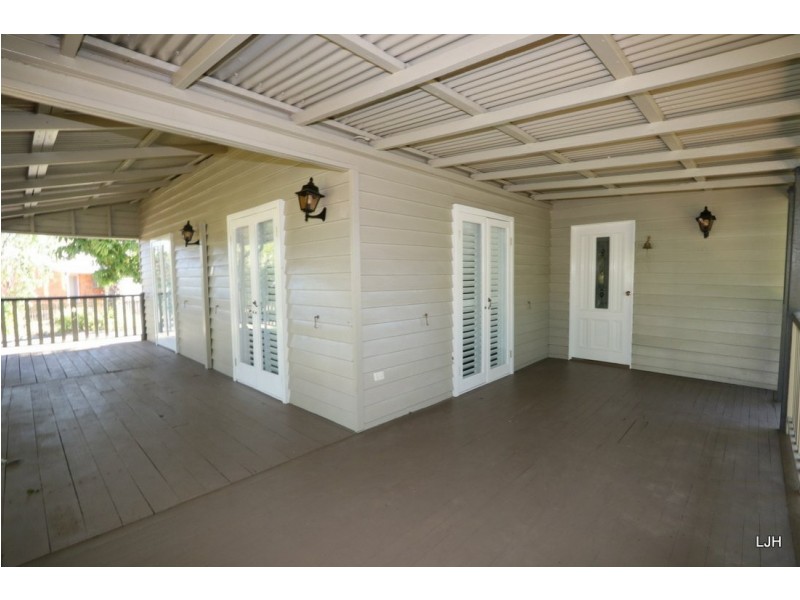 6 Little St, Emerald QLD 4720