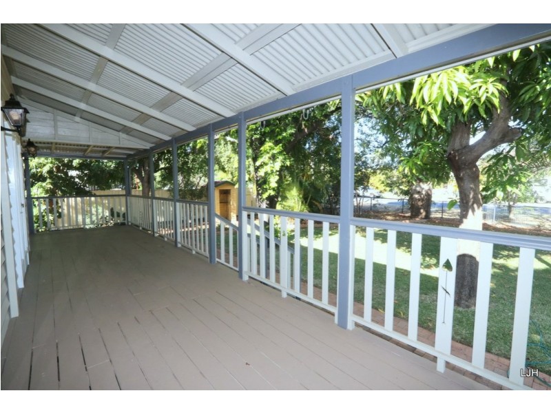 6 Little St, Emerald QLD 4720