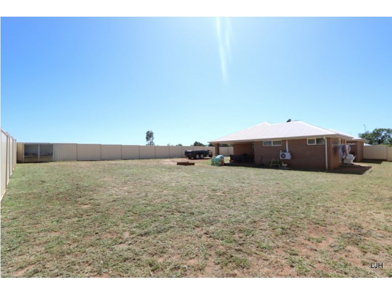 2 Lakeside Drive, Emerald QLD 4720