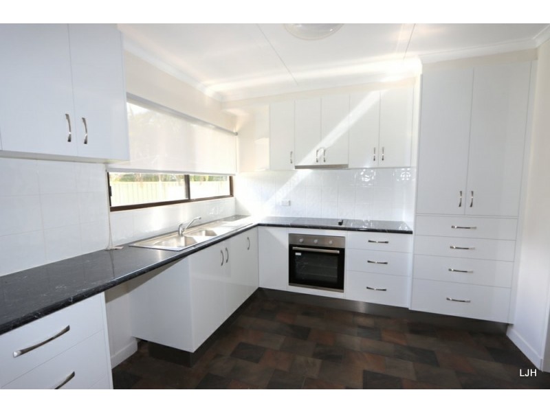 4 Batts Place, Emerald QLD 4720