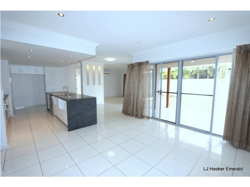 8 Desgrand Street, Emerald QLD 4720