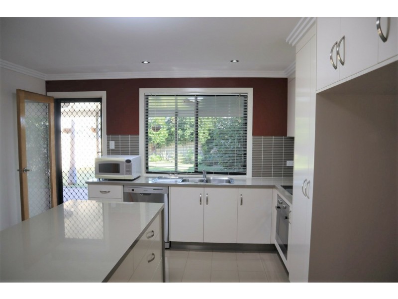 Unit 1/11 Brokenwood Street, Emerald QLD 4720