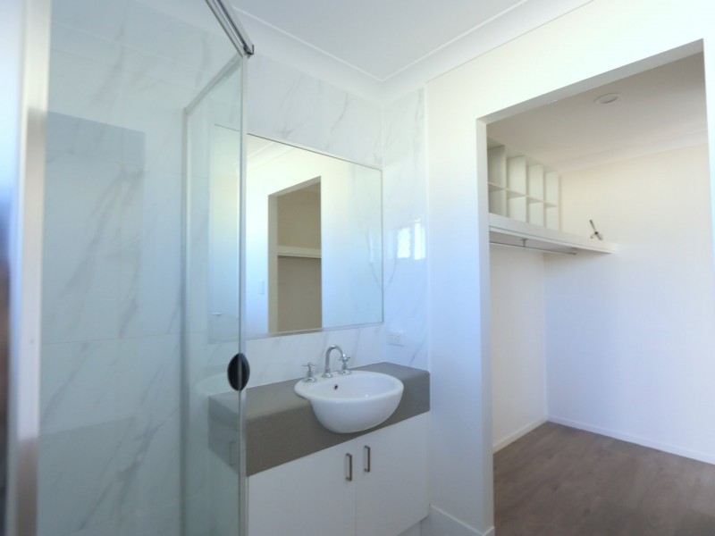 13 Lakeside Drive, Emerald QLD 4720