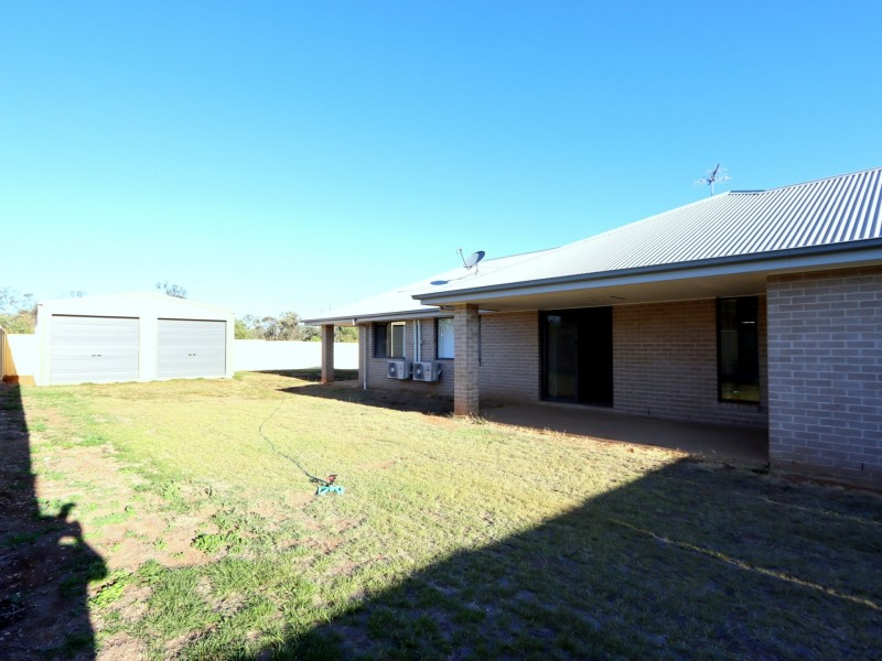 13 Lakeside Drive, Emerald QLD 4720