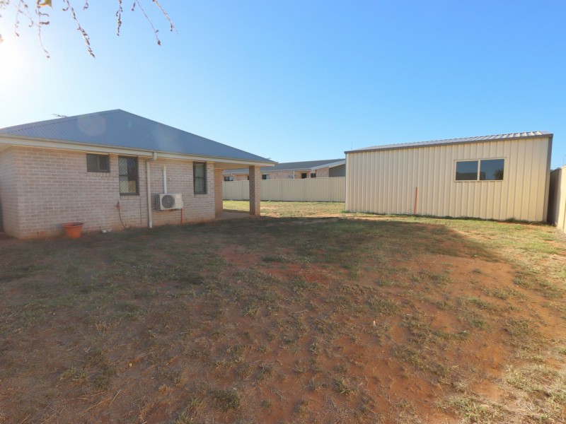 13 Lakeside Drive, Emerald QLD 4720