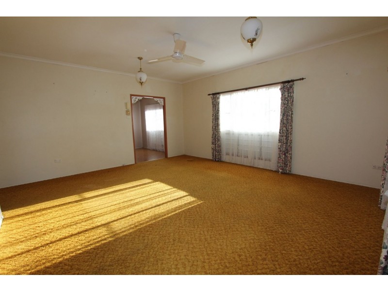 12 Mellish Crescent, Emerald QLD 4720