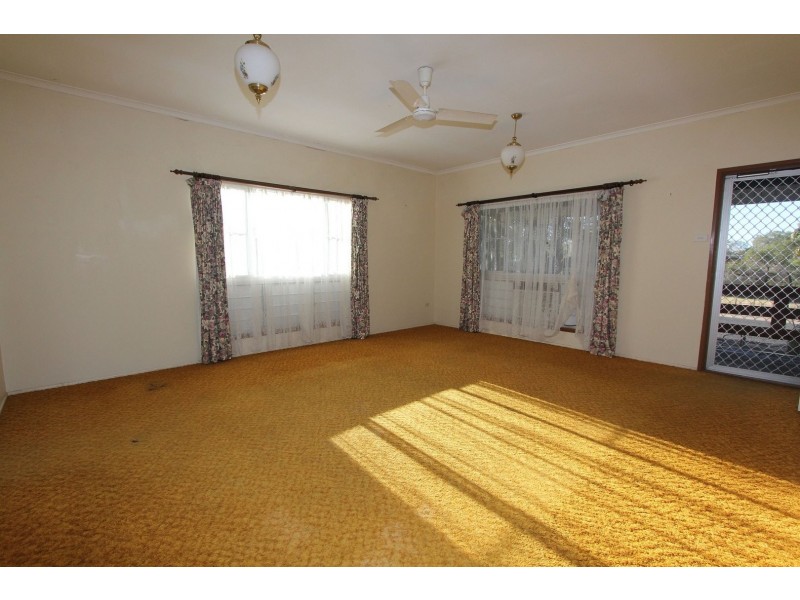 12 Mellish Crescent, Emerald QLD 4720