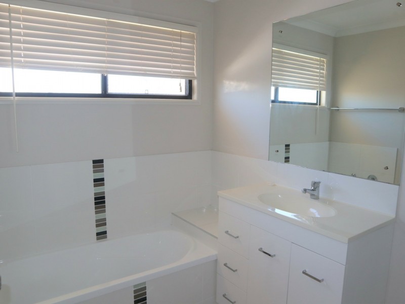 1/4 Parkway Street, Emerald QLD 4720