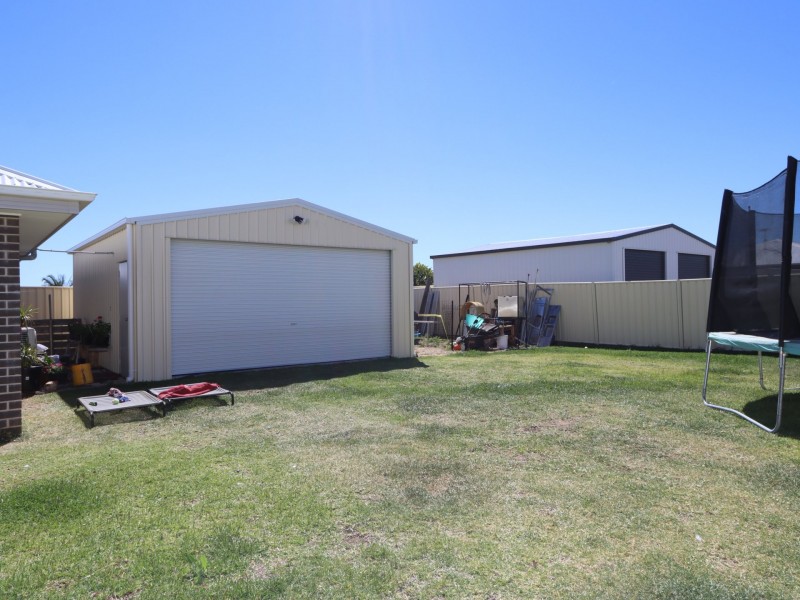 14 Lakeside Drive, Emerald QLD 4720