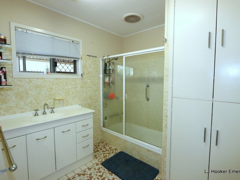 8 Dearden Place, Emerald QLD 4720