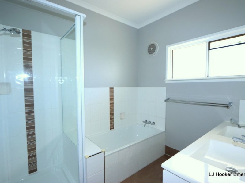 27 Colleen Av, Emerald QLD 4720