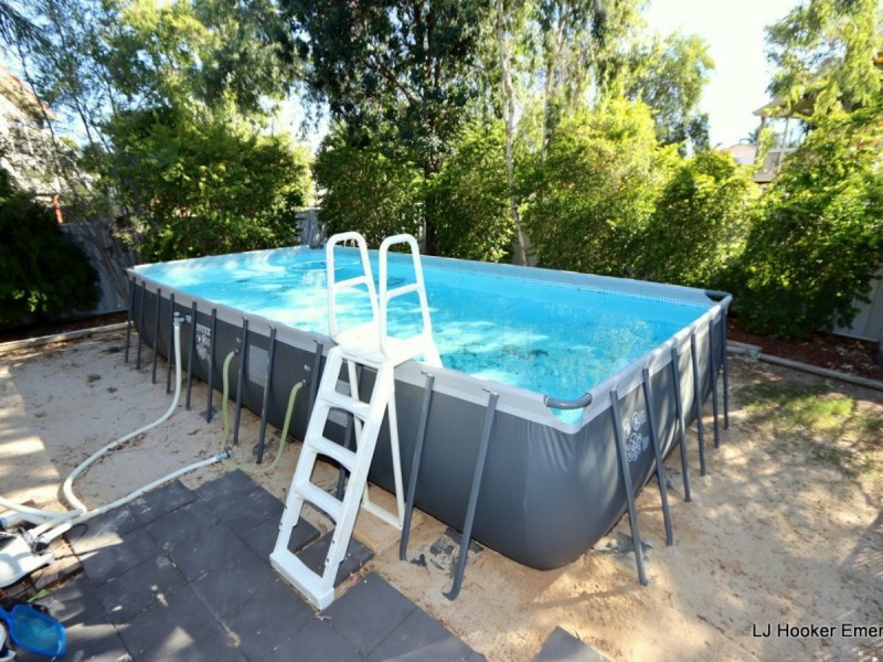 27 Colleen Av, Emerald QLD 4720