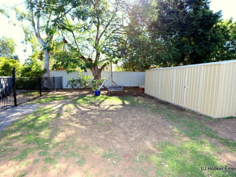 27 Colleen Av, Emerald QLD 4720