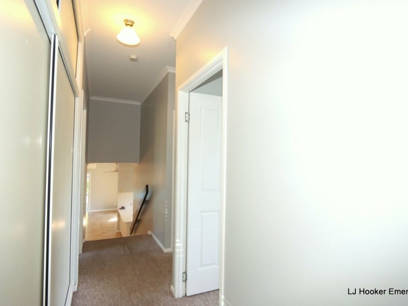 27 Colleen Av, Emerald QLD 4720