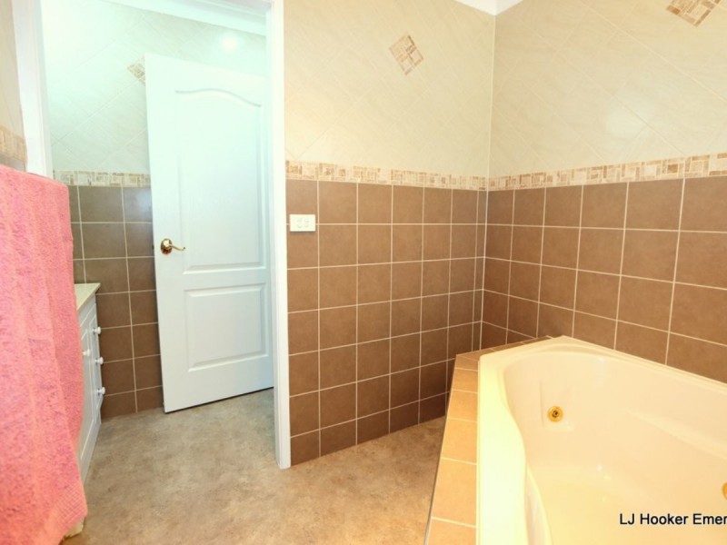 9 Suncross Place, Emerald QLD 4720