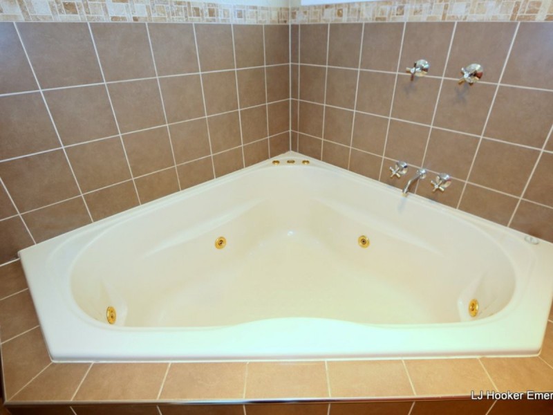 9 Suncross Place, Emerald QLD 4720