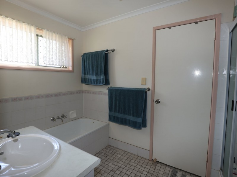 8 Edmonston Drive, Emerald QLD 4720
