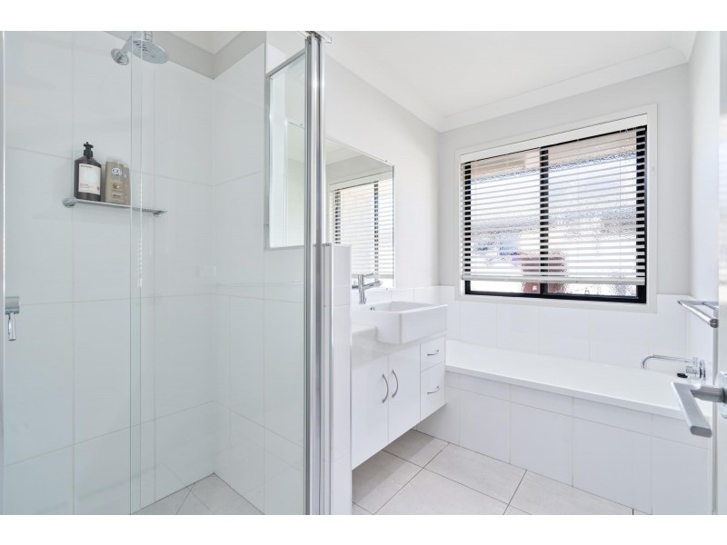 3 Lauren Drive, Emerald QLD 4720