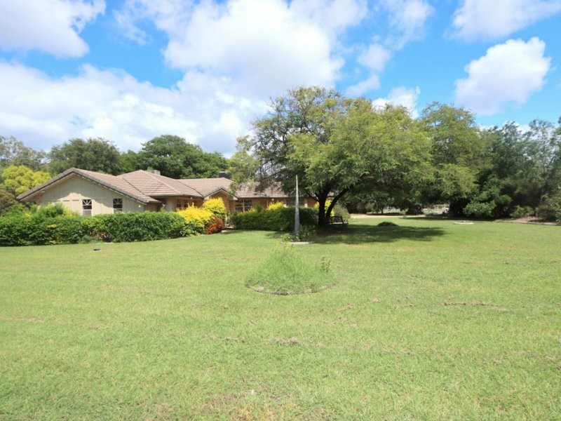 1 Peppertree Lane, Emerald QLD 4720
