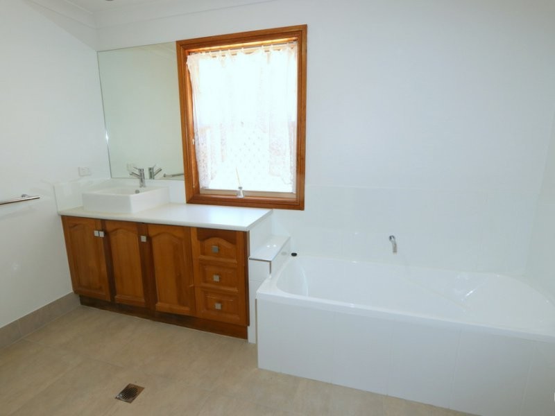 1 Peppertree Lane, Emerald QLD 4720