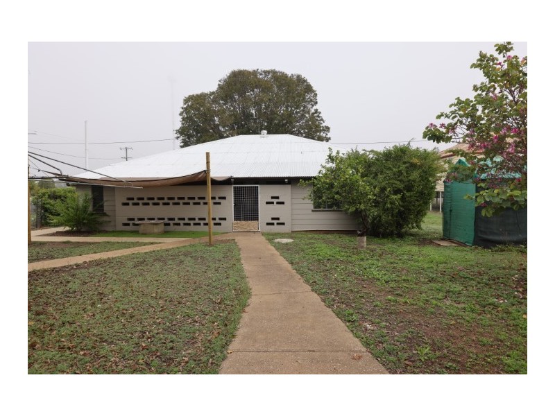 39 Peak Downs Street, Capella QLD 4723