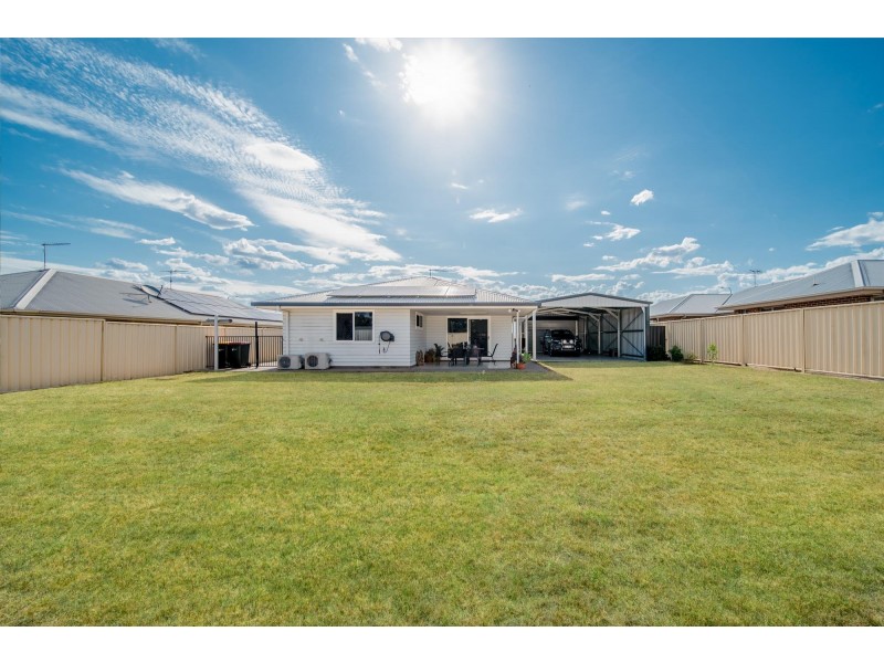 21 Lakeside Drive, Emerald QLD 4720