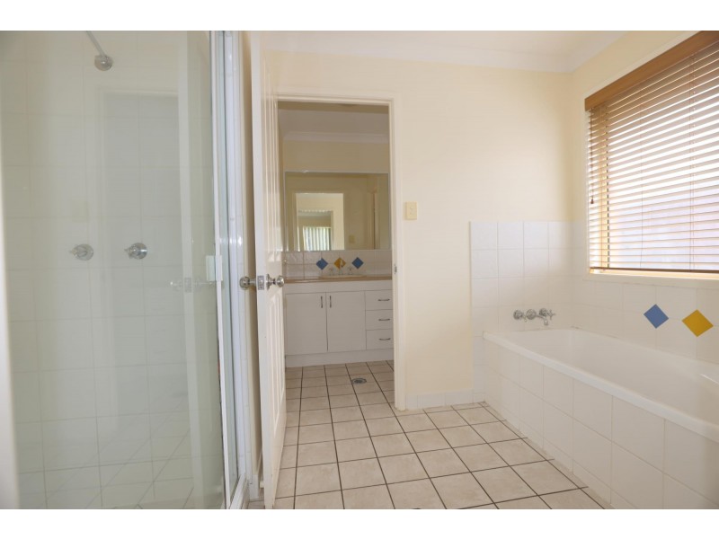 2 Kaitlyn Place, Emerald QLD 4720