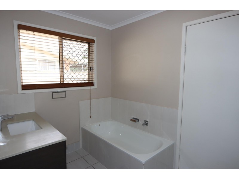 75 Staal Crescent, Emerald QLD 4720