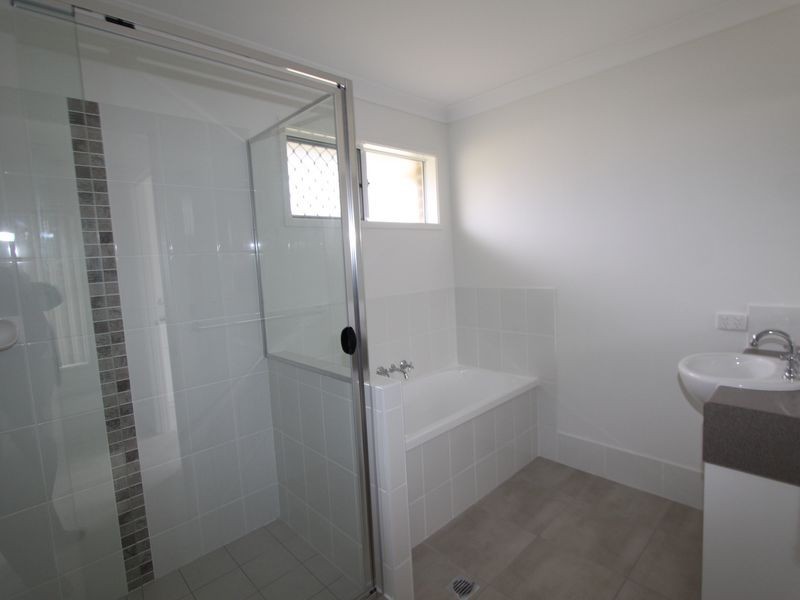 15 Lakeside Drive, Emerald QLD 4720