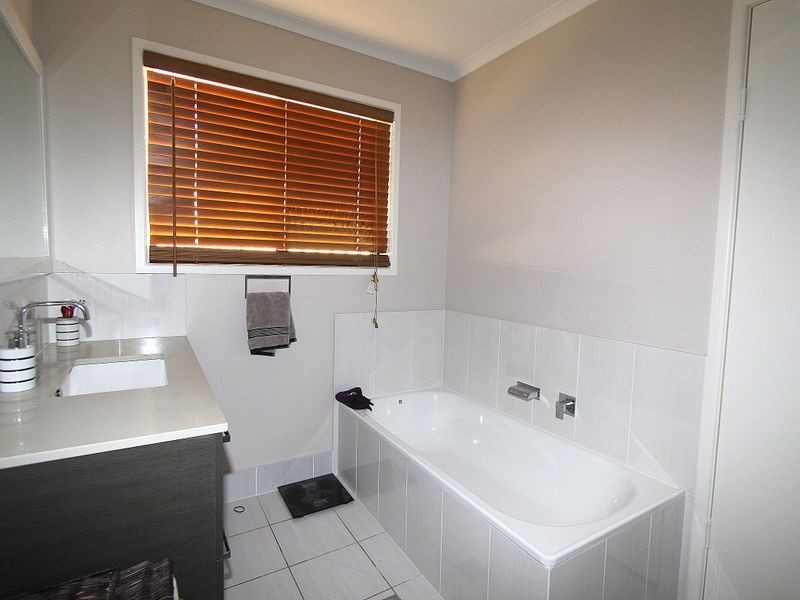 75 Staal Crescent, Emerald QLD 4720