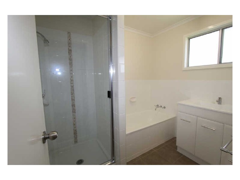 2 Edwards Street, Emerald QLD 4720