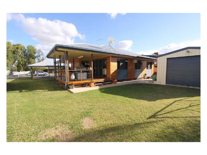 3 Cowan Crescent, Emerald QLD 4720