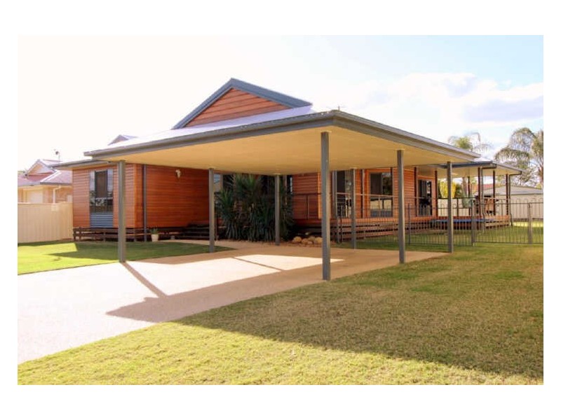 3 Cowan Crescent, Emerald QLD 4720