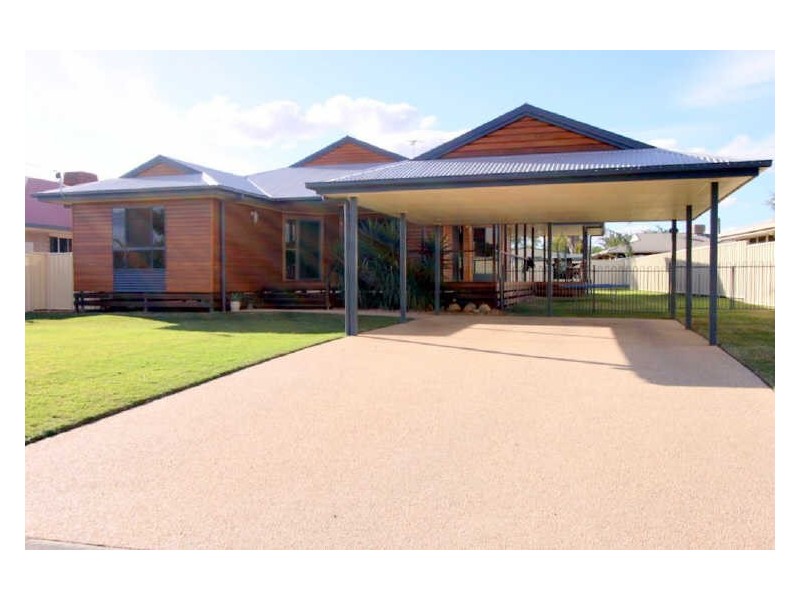 3 Cowan Crescent, Emerald QLD 4720