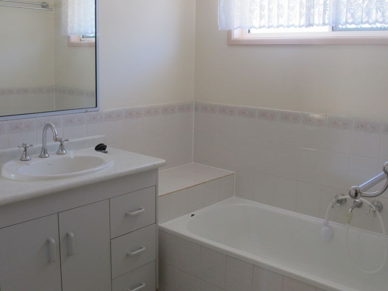 8 Edmonston Drive, Emerald QLD 4720