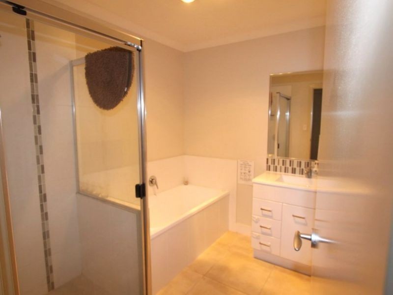 2/16 Lakeside Drive, Emerald QLD 4720