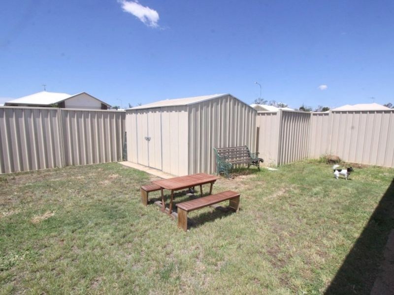 2/16 Lakeside Drive, Emerald QLD 4720