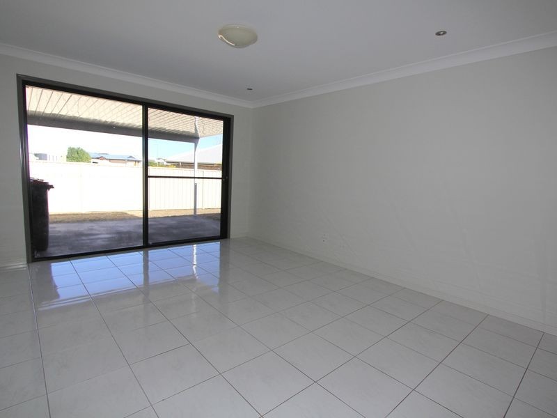 Unit 2/2 Morgan Place, Emerald QLD 4720