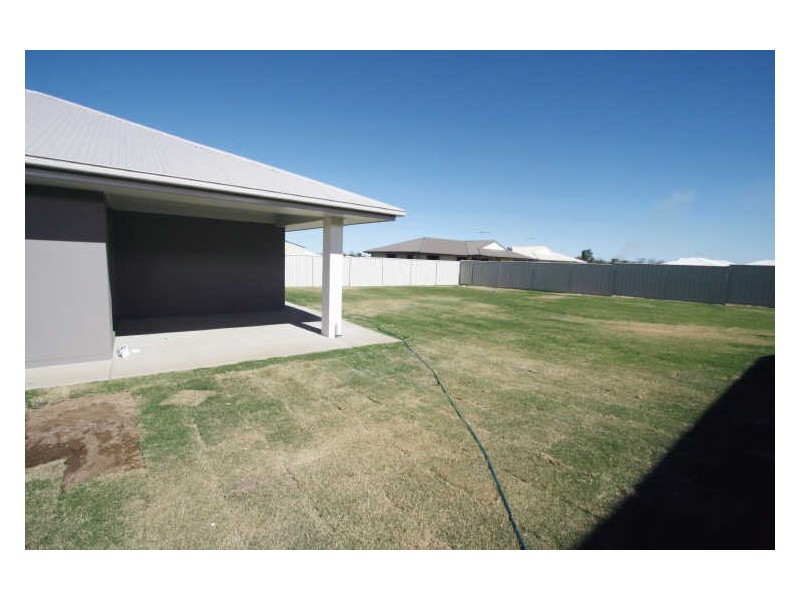25 Glovar Street, Emerald QLD 4720
