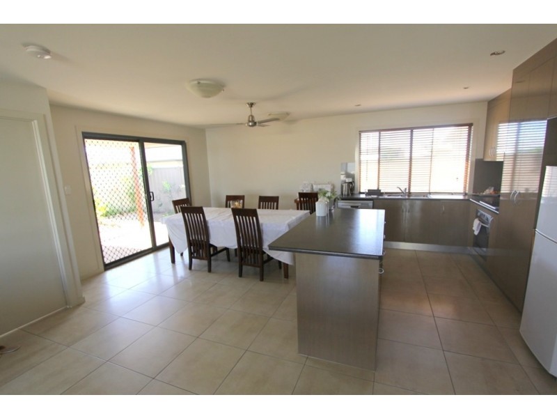 Unit 1/16 Lakeside Drive, Emerald QLD 4720