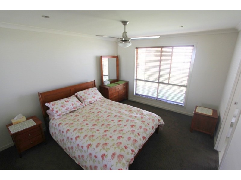 Unit 1/16 Lakeside Drive, Emerald QLD 4720