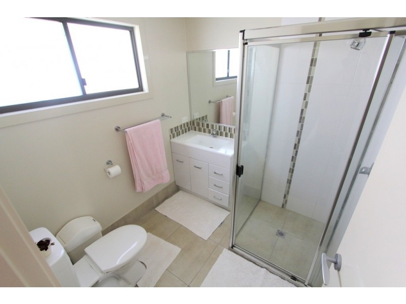 Unit 1/16 Lakeside Drive, Emerald QLD 4720